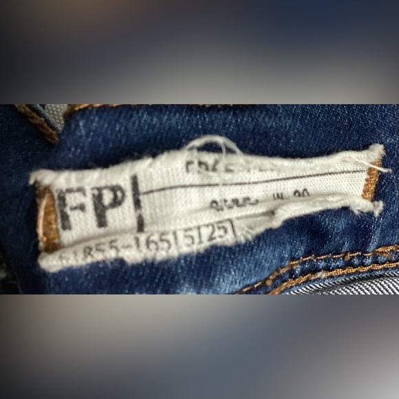 Free People Women’s Straight Leg Jeans - Picture 9 of 9